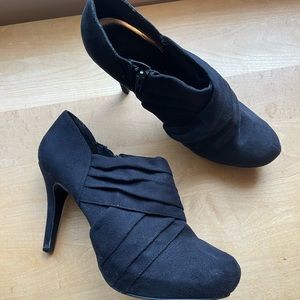 MOSSIMO BLACK HEELED BOOTIES SIZE 11